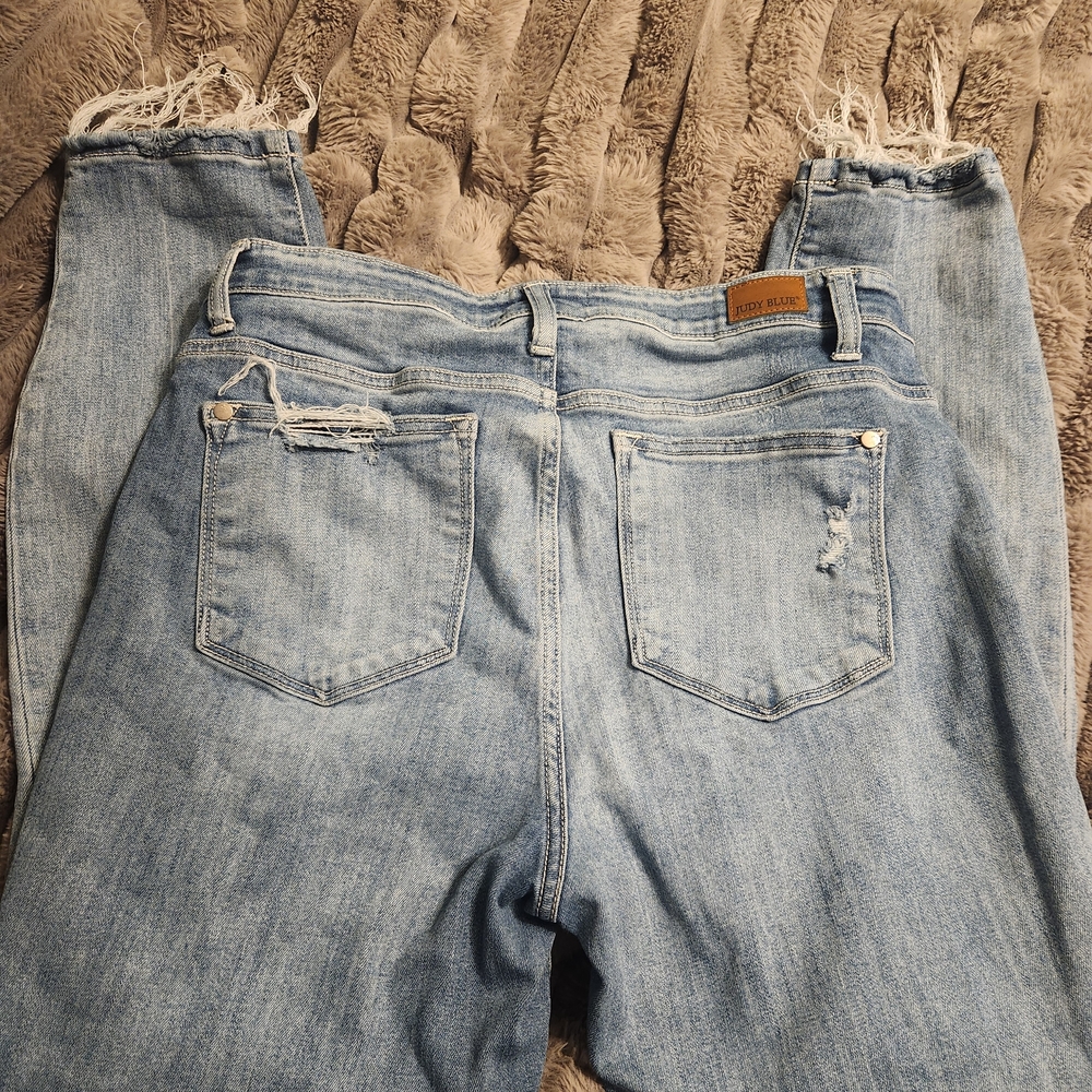 Judy Blue Button Fly Boyfriend Fit Distressed Jean - Picture 3 of 6